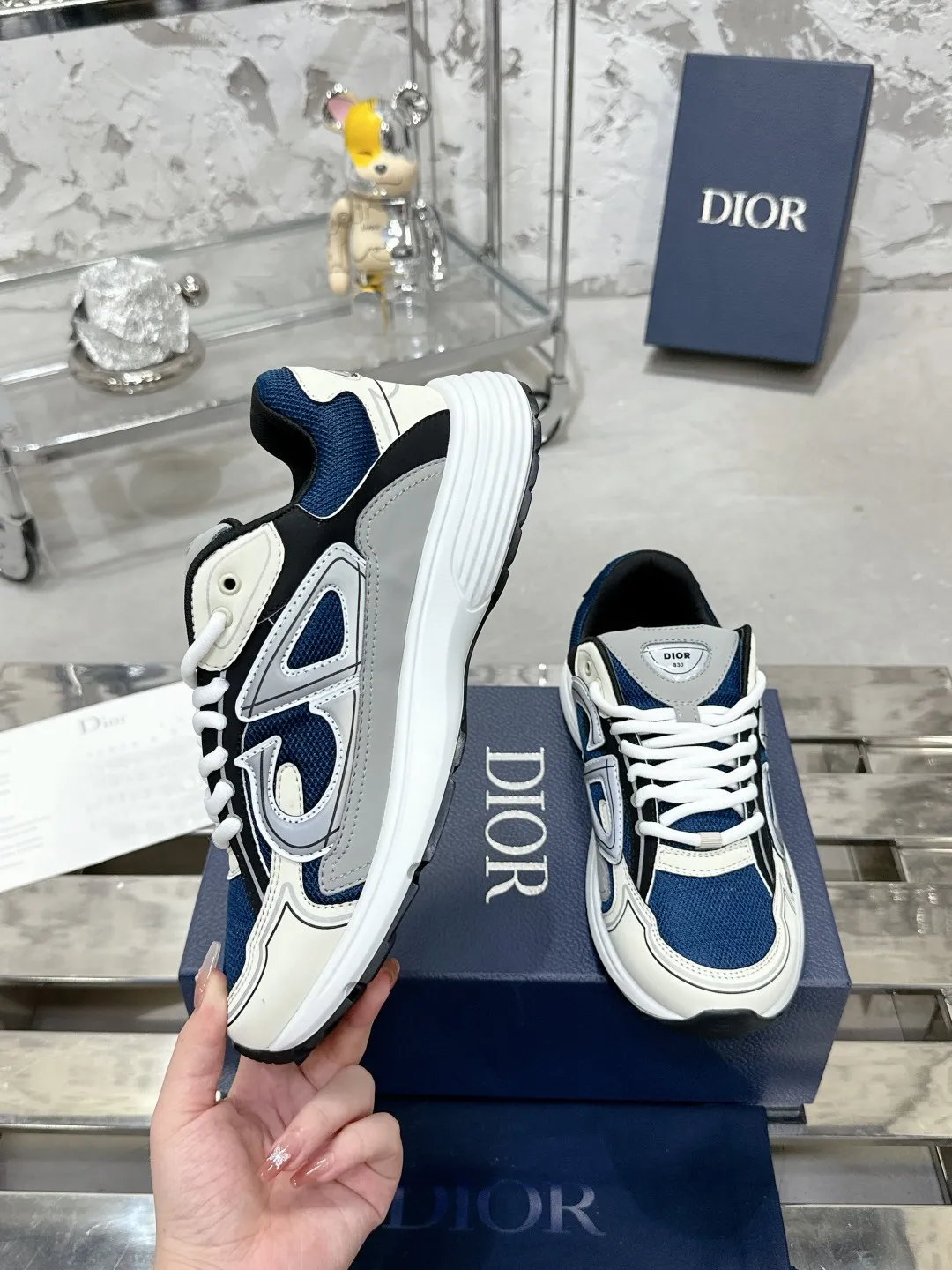 Men's men's shoes 💰600❤️❤️❤️High version Dior Dior's latest color matching B30 series reflective dad sneakers original 17380💰 purchased for development and production Brand new B30 sneakers Dad Shoes style shoes that follow the trend of the retro market The Dior logo on the tongue also indicates that this pair of shoes is the B30 model! B30 uses fine-textured leather and mesh cloth materials to form a shoe body. There are conspicuous letters CD on both sides of the shoe body to indicate identity. Many lines on the shoe body outline details to make the shoes look less monotonous and full of retro flavor. The delivery counter is exquisitely packaged🛍📦 ▪️Fabric: Original customized technical fabric + mesh ▪️Inner lining: Customized breathable lining ▪️Outsole: Original molded IP foam + TPU outsole ▪️Sole thickness: 3.5CM ▪️Size: Women’s size 35-40 / Men’s size 39-46
